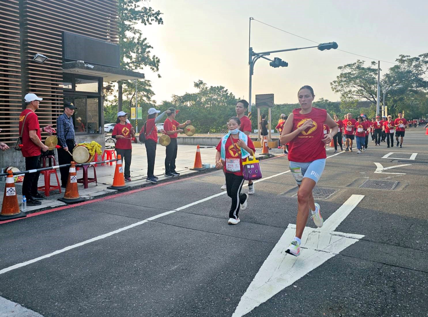 六堆志工為選手加油打氣
